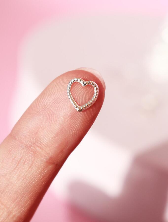 Joyas de Metal Corazon Labrado Plateado -  Solo en Pink Pot Plant 